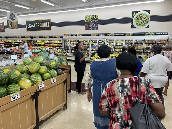 EFNEP program assistant for South Carolina State 1890 Upstate Region begins the supermarket tour with shopping the perimeter of a store to access fresh vegetables and fruit. Image courtesy of South Carolina State University. 